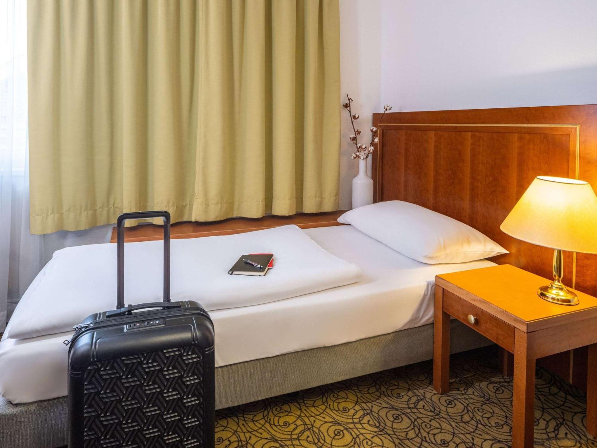 Hotel Mercure Wien Westbahnhof Bagian luar foto